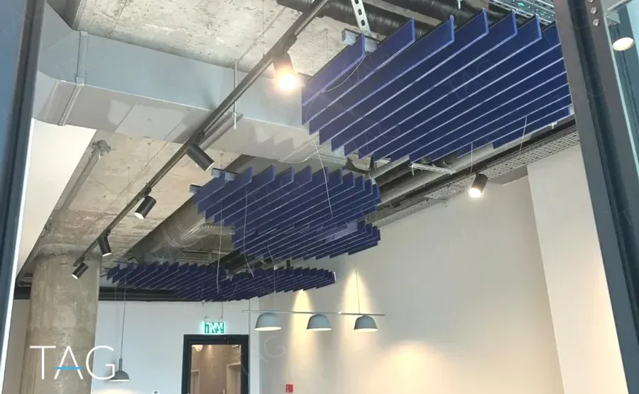 תקרת עיצוב בACRO BUSINESS CAMPUS עם סנפירים כחולים ותעלות מיזוג גלויות - תג נכסים