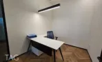 חדר עבודה פרטי במשרד במגדל ספיר עם שולחן לבן ותאורה לינארית