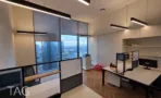 חלל עבודה פתוח במשרד במגדל ספיר עם פרקט דגם אדרה וחלונות לנוף העיר