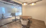 חדר ישיבות מוקף זכוכית במשרד במגדל ספיר עם שולחן עגול