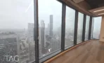 קיר חלונות לאורך חלל המשרד במגדל ספיר עם נוף לקו הרקיע