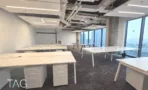 חלל אופן ספייס במשרד במגדל ספיר עם שולחנות לבנים ותקרה חשופה