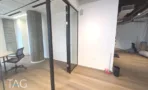 חדר עבודה עם עמוד בטון במשרד במגדל ספיר