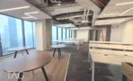 אזור ישיבה ועמדות עבודה במשרד במגדל ספיר מול חלונות הנוף