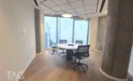 חדר ישיבות עגול במשרד במגדל ספיר ליד חלון פינתי