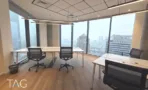 עמדות עבודה בפינת חלונות במשרד במגדל ספיר עם נוף פנורמי