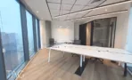 שולחן עבודה משותף ארוך במשרד במגדל ספיר לאורך קיר החלונות