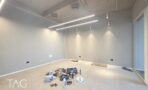 חדר פנוי במגדל אייקון עם תאורת LED ליניארית וריצוף אריחים בהירים