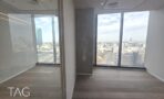 חדר פינתי במגדל אייקון עם שני קירות חלונות אל נתיבי איילון