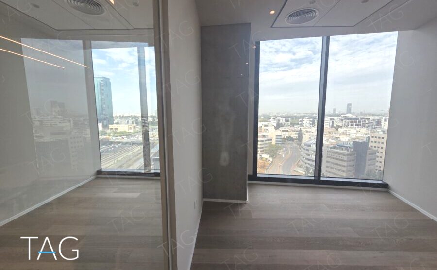 חדר פינתי במגדל אייקון עם שני קירות חלונות אל נתיבי איילון