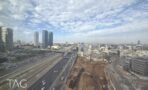 נוף אל נתיבי איילון ומסילות הרכבת מקומה במגדל אייקון