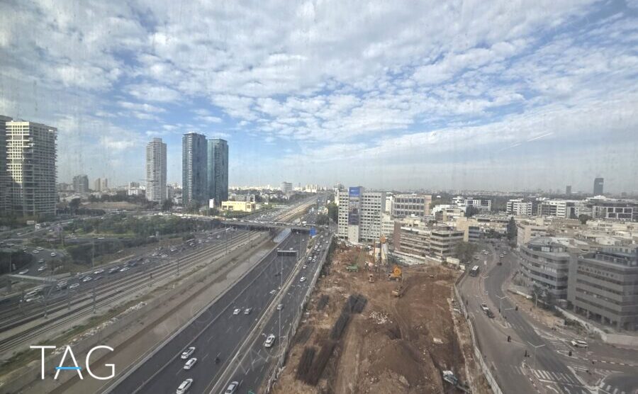 נוף אל נתיבי איילון ומסילות הרכבת מקומה במגדל אייקון
