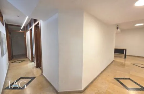 מסדרון עם רצפת שיש במשרד במגדל גיבור ספורט