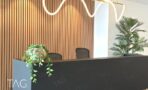 דלפק קבלה עם חיפוי עץ ותאורת ניאון במגדל הכשרת הישוב בבני ברק - תג נכסים