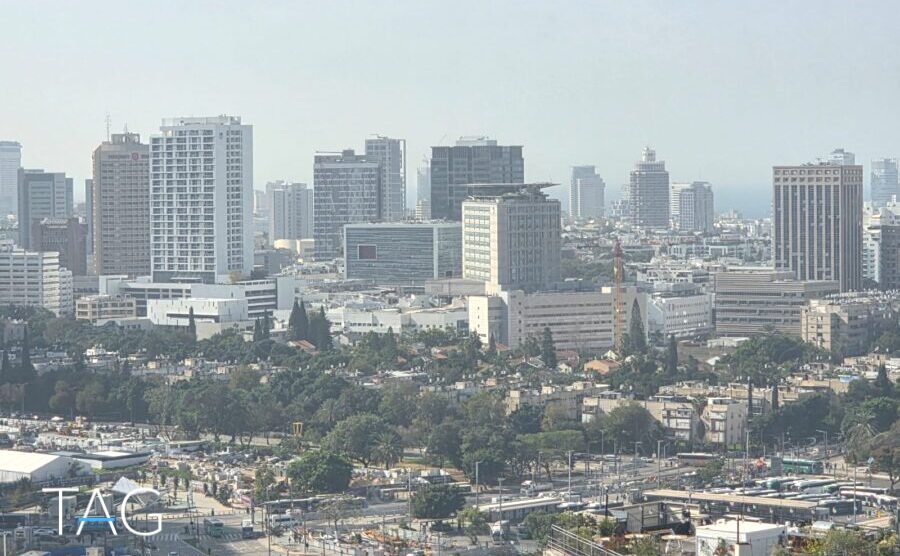 הנוף מחלונות המשרד במגדל ספיר לעבר קו הרקיע של תל אביב