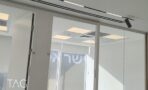 מחיצות זכוכית במשרד להשכרה 236 מר במגדל בסר 4 - הפרדה שקופה בין החדרים עם תאורת פס בתקרה - תג נכסים
