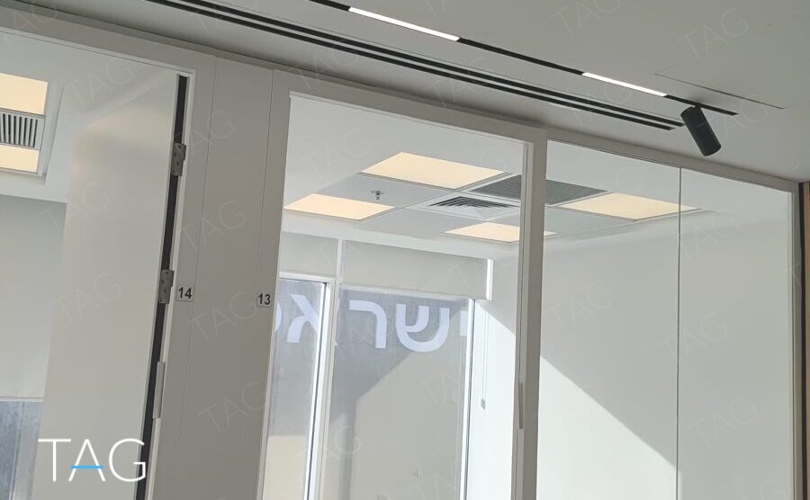 מחיצות זכוכית במשרד להשכרה 236 מר במגדל בסר 4 - הפרדה שקופה בין החדרים עם תאורת פס בתקרה - תג נכסים