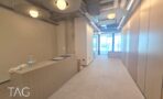 אזור משרדי בACRO BUSINESS CAMPUS עם חיפוי קיר עץ ותאורה תלויה - תג נכסים