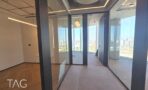 משרד בACRO BUSINESS CAMPUS עם מחיצות זכוכית, תאורה עקיפה ונוף לשכונות - תג נכסים