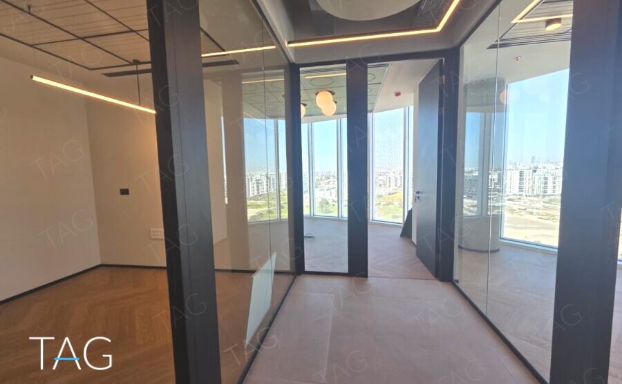 משרד בACRO BUSINESS CAMPUS עם מחיצות זכוכית, תאורה עקיפה ונוף לשכונות - תג נכסים