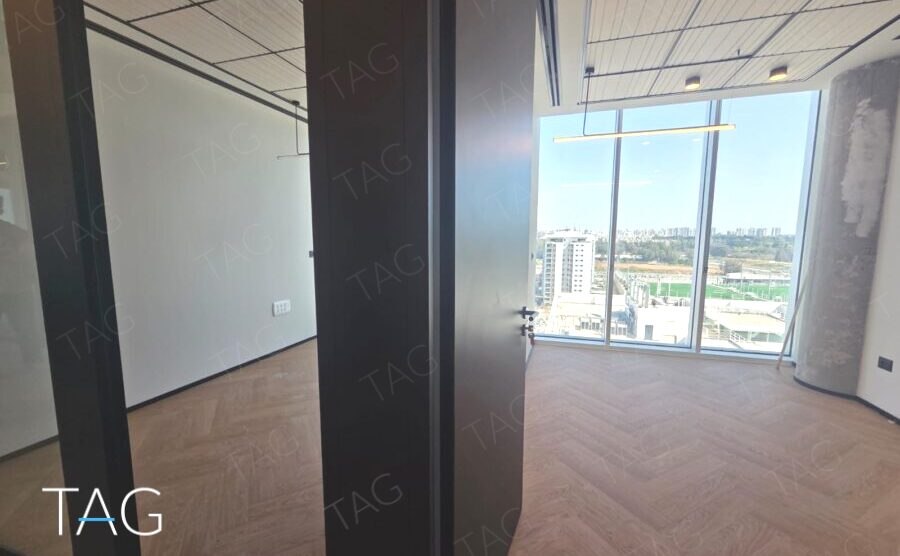 משרד בACRO BUSINESS CAMPUS עם עמוד כהה, פרקט אדרה וחזית זכוכית - תג נכסים