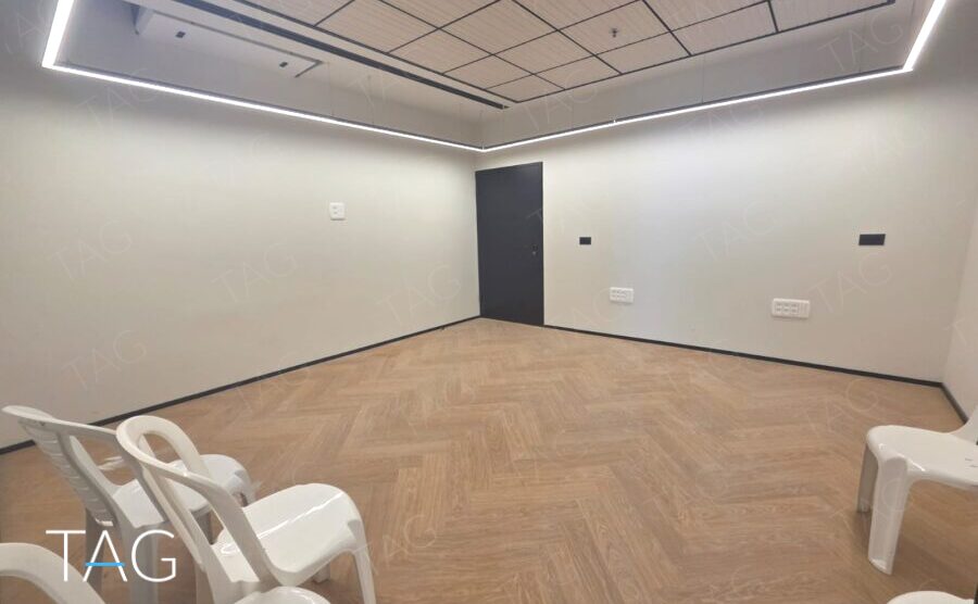 חדר בACRO BUSINESS CAMPUS עם פרקט אדרה, קירות בהירים ותאורה עקיפה - תג נכסים
