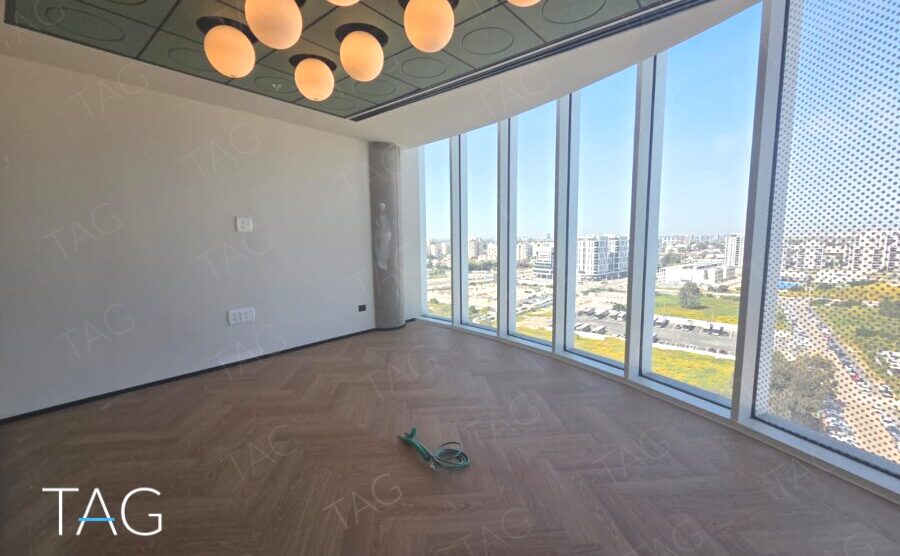 משרד פינתי בACRO BUSINESS CAMPUS עם חזית זכוכית, פרקט אדרה ותאורה כדורית - תג נכסים