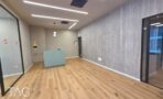 חדר עם דלפק ירוק ומחיצת זכוכית במשרד 180 מ״ר במגדל אקרו