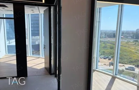 משרד בACRO BUSINESS CAMPUS עם מחיצות זכוכית ונוף לשטחים הפתוחים - תג נכסים