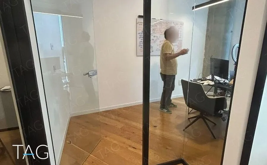 חדרי עבודה סגורים בקירות זכוכית עם פרקט עץ ולוח כתיבה על הקיר במשרד ברמת גן