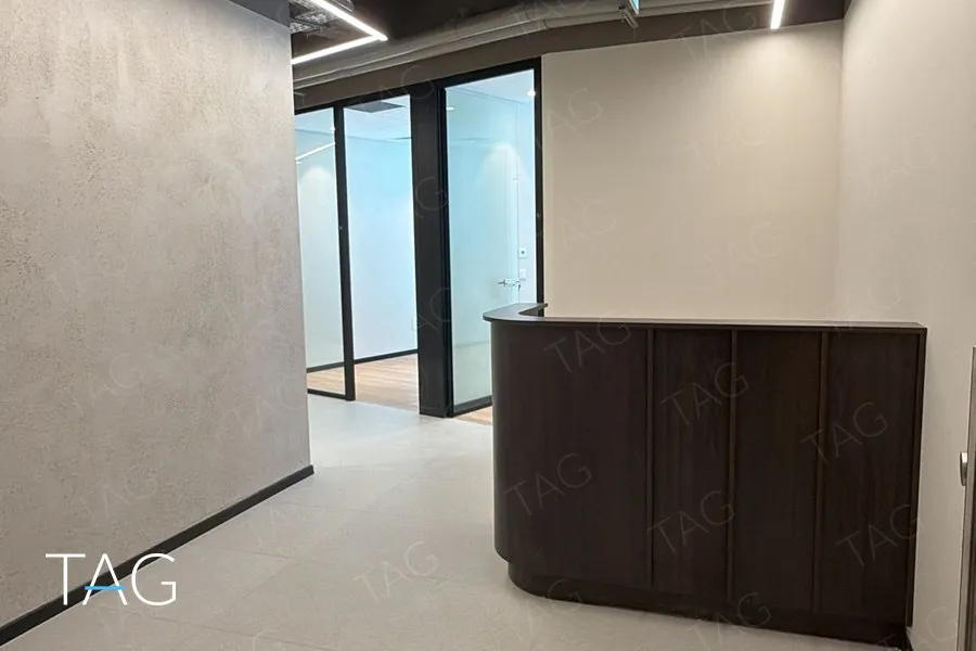 דלפק קבלה מעץ ביחידה הגמורה של 141 מ"ר במגדל מילניה בראשון לציון - תג נכסים