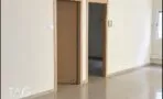קומת משרדים מרוצפת אריחי פורצלן בהירים עם משקופי עץ בהיר