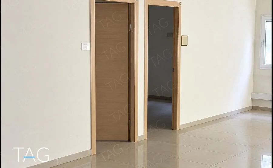 קומת משרדים מרוצפת אריחי פורצלן בהירים עם משקופי עץ בהיר
