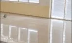 אולם פתוח עם אריחי פורצלן מבריקים וחלונות רחבים עם תריסים