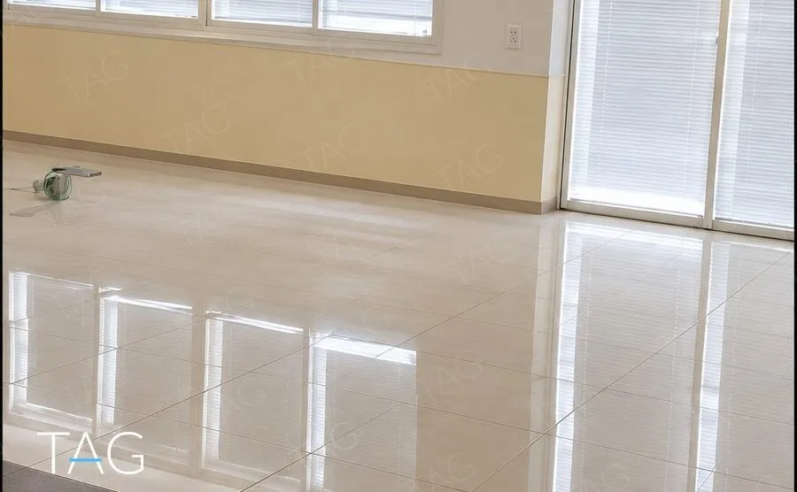 אולם פתוח עם אריחי פורצלן מבריקים וחלונות רחבים עם תריסים