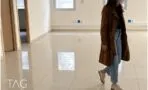 חלל משרדים מואר עם ריצוף פורצלן בגוון שמנת וחלונות לעצים