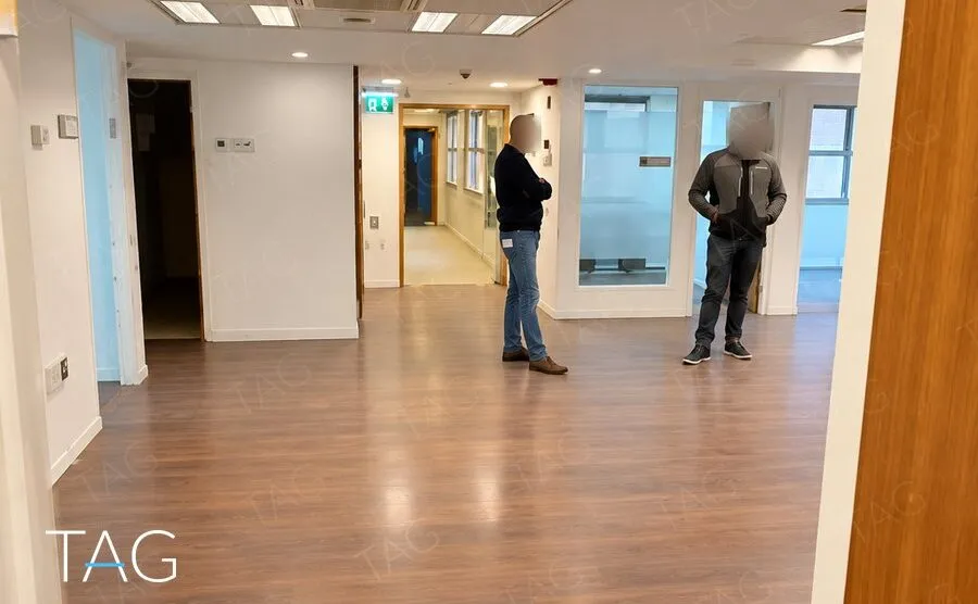 אופן ספייס רחב עם פרקט וחדרים בחזית זכוכית במשרד להשכרה בתל אביב