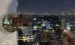 נוף לילי פתוח של תל אביב מחלון המשרד במגדל סקיי טאוור