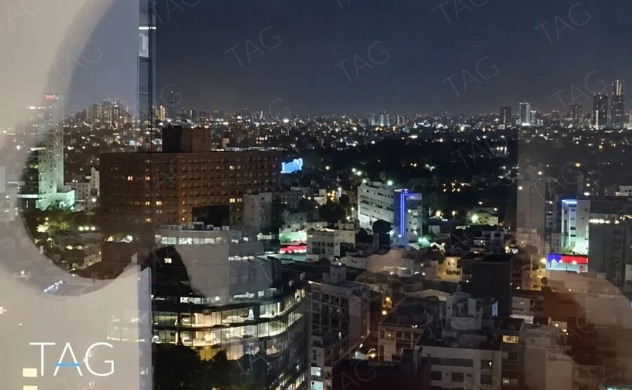 נוף לילי פתוח של תל אביב מחלון המשרד במגדל סקיי טאוור
