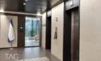 לובי המעליות בקומה עם קירות בגוון בהיר ודלת זכוכית לכניסה, מגדל סקיי טאוור תל אביב