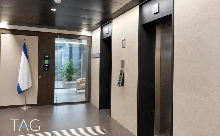 לובי המעליות בקומה עם קירות בגוון בהיר ודלת זכוכית לכניסה, מגדל סקיי טאוור תל אביב