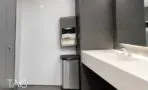 שירותים בקומה עם כיור לבן רחב ואריחים אפורים, מגדל סקיי טאוור