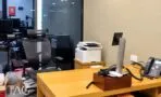 עמדת עבודה עם שולחן עץ, כיסא רשת שחור ומדפסת, משרד מרוהט להשכרה במסגר