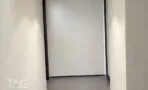 מסדרון בקומה עם קירות בהירים ורצפת אריחים אפורה, מגדל סקיי טאוור