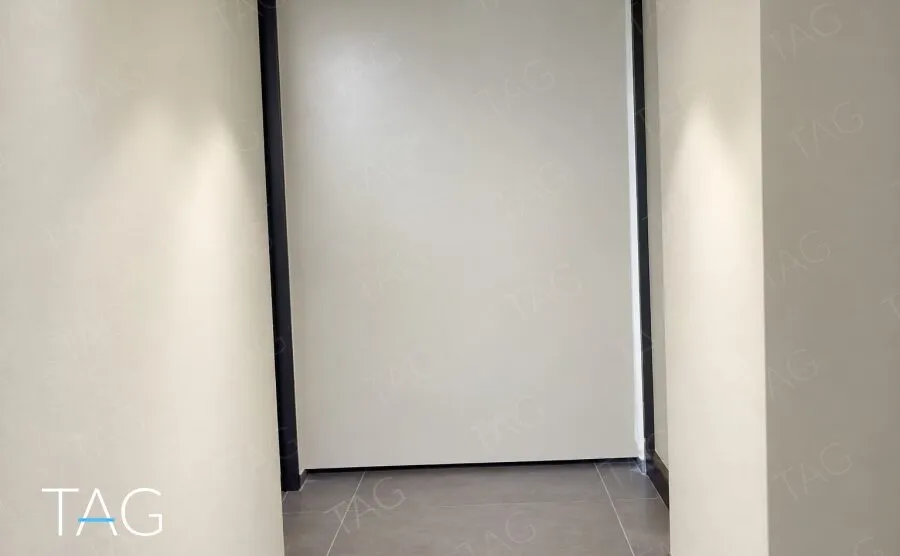 מסדרון בקומה עם קירות בהירים ורצפת אריחים אפורה, מגדל סקיי טאוור