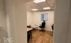 חדר משרד עם פרקט בגוון עץ, כורסה, כיסא מנהלים וחלון, משרד מרוהט להשכרה בתל אביב
