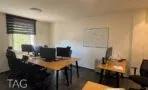 חדר צוות עם שולחנות עבודה, מסכים, לוח מחיק ותאורת תקרה עגולה, משרד להשכרה ברחוב הוברמן